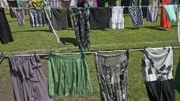 Kosovo: 5.000 de rochii au fost expuse pe un stadion pentru a denunța violențele sexuale ca armă de război (FOTO)