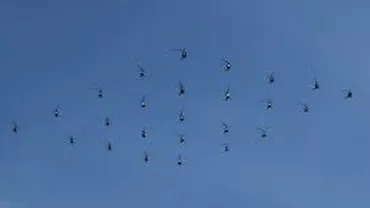 Record mondial în Rusia: 25 de elicoptere s-au aliniat pe cer sub forma unui diamant