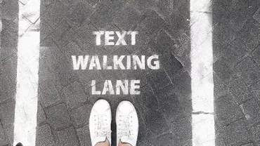 Într-un oraș belgian există benzi de circulație pentru oamenii care merg scriind mesaje pe telefon (FOTO)