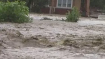 Vreme extremă în România: Ploile torențiale și inundațiile iau locul caniculei și secetei (VIDEO)