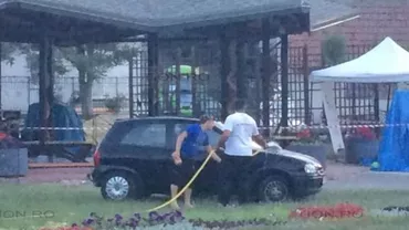 Parcul  Botanic din Timișoara, transformat în spălătorie auto: În loc să ude florile, un angajat s-a gândit să-și spele mașina
