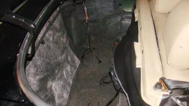 Polițiștii de frontieră de la Giurgiu au găsit un iranian și un irakian ascunși într-o mașină decapotabilă (FOTO)