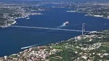 Sute de bărci s-au reunit în Strâmtoarea Bosfor. Activiștii protestează împotriva petrolierelor