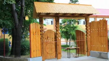 Timișoara: O școală recent reabilitată are o poartă de acces tradițională realizată de soțul profesoarei de religie
