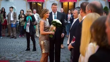 Carmen Iohannis, criticată pe rețelele de socializare pentru ținuta purtată la Festivalul de Teatru de la Sibiu: "NU fără mânecă și NU cu genunchii la vedere"