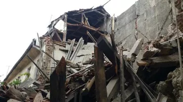 Zidul unei clădiri din Piaţa Sfatului din Braşov s-a prăbuşit: O persoană a fost evacuată cu ajutorul pompierilor