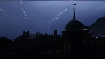 Furtuni în Marea Britanie: 30.000 de fulgere au făcut spectacol pe cer (FOTO)