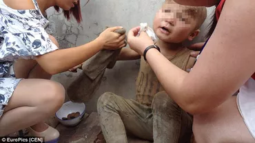 Un băiețel din China a fost găsit într-un container menajer alături de un porc. El era bătut crunt de părinți, dormea sub cerul liber și avea pantalonii lipiți de picioare (FOTO)