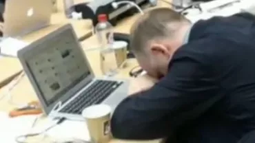 Din culisele summitului de la Bruxelles:  Din cauza discuțiilor maraton, prelungite peste noapte, jurnaliștii au dormit pe unde au apucat (VIDEO)