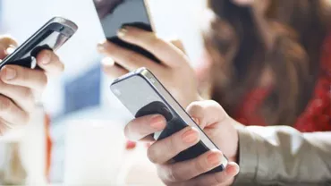 Studiu: Persoanele care petrec prea mult timp folosind smartphone-ul nu au o stare de spirit prea bună