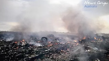 Un an de la prăbuşirea MH17: o nouă înregistrare îi arată pe rebelii căutând printre lucrurile victimelor (VIDEO)