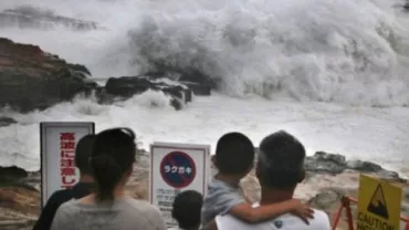 Japonia: Aproximativ 350.000 de persoane au fost îndemnate să fugă din calea taifunului Nangka