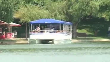 Moment de relaxare pentru bucureșteni: Excursie cu vaporașul pe lacul din Parcul IOR (VIDEO)