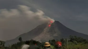Indonezia: Trei vulcani au activitate în creștere. Mii de persoane au fost nevoite să își părăsească locuințele