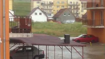 Furtuni puternice în Cluj: A zburat cu dulapuri de pe balcoane, a plouat cu gheaţă şi apoi a picat curentul (VIDEO)