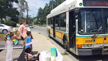Un șofer de autobuz din Boston a cumpărat pasagerilor limonadă de la niște copii: A fost cel mai ieftin rând de băutură pe care l-am plătit vreodată