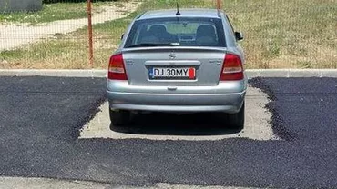 Dorel muncește cu spor la Craiova: Câțiva muncitori au turnat asfalt în jurul unei mașini parcate (FOTO)