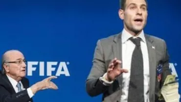 Actorul care a aruncat cu bancnote spre Blatter a folosit și bani adevărați. Simon Brodkin: În FIFA poate există corupţie, dar poliţia elveţiană nu este coruptă. Mi-au înapoiat fiecare bănuţ (VIDEO)