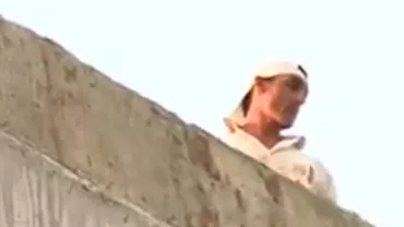 Protest la înălțime: Bărbatul care s-a urcat în mai pe o macara, se află de mai bine de 24 de ore pe o clădire din București, amenințând că se aruncă (VIDEO)