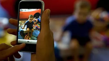 Bebeluș de trei luni, rămas fără vedere din cauza unei fotografii realizate cu telefonul mobil