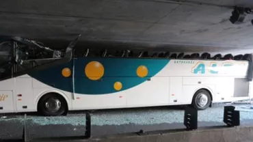 Franța: Un autocar turistic a lovit plafonul unui tunel. Cel puțin 30 de persoane au fost rănite