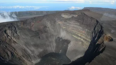 Vulcanul Piton de la Fournaise de pe insula franceză Reunion a erupt vineri, pentru a treia oară în acest an