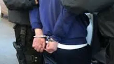 Gesturile extreme ale celor care sunt prinși în flagrant de oamenii legii: Se aruncă în apă, spun că s-au trezit brusc cu banii în mașină sau li se face rău dintr-o dată (VIDEO)