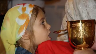Preot scandalizat că o enoriașă i-a cerut să folosească o altă linguriță pentru împărtășania copilului ei (VIDEO)