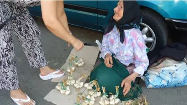 Mafia piețelor din București: O bătrână vinde zilnic pe jos, între mașini, pentru că nu a avut bani și nici “pile” pentru a obține o tarabă în Piața Obor
