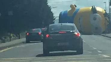 Dublin: Un Minion uriaș a blocat circulația pe un drum aglomerat (FOTO)