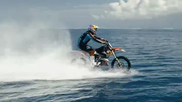 Cascadorul Robbie Maddison face surf cu motocicleta în Oceanul Indian (VIDEO)