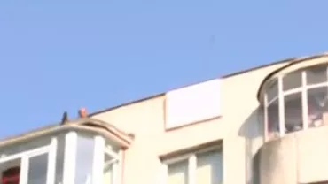 Protest în Capitală: Un bărbat care își acuză patronul de furt și violențe s-a urcat pe acoperișul unui bloc și amenință că se va arunca (VIDEO)