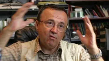 Ion Cristoiu: La Neptun, aghiotanții îi aduc telefonul în apă președintelui, zicîndu-i că-l caută Victor Ponta de la Miami, și el în apă. În acest timp, Isărescu preia președinția României