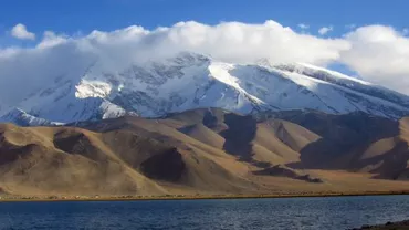 Cu schiurile la peste 7.000 de metri altitudine: Doi sportivi români au cucerit al doilea cel mai înalt vârf din nordul platoului tibetan