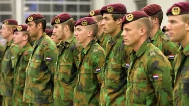 ”Poc, Poc!” Soldații olandezi sunt nevoiți să imitele sunetele descărcării unei arme pentru că nu mai au muniție pentru antrenamente