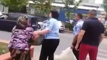 O bătrână a fost "săltată" de poliţiştii comunitari pentru că vindea câteva legături pătrunjel pe un trotuar din Capitală (VIDEO)