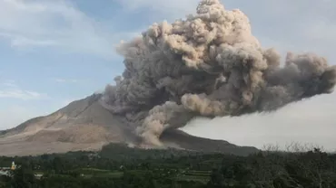 Indonezia: Aeroportul din Bali, închis din cauza erupției vulcanului Raung
