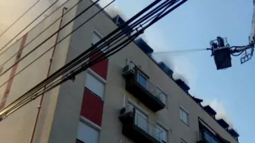 Mansarda unui bloc din sectorul 3 a luat foc: Incendiul amenință să se extindă (VIDEO)