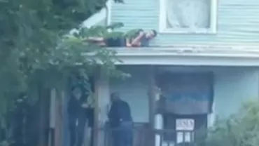 SUA: Un bărbat i-a făcut de râs pe polițiști. El a stat ascuns pe acoperiș, în timp ce oamenii legii îl căutau în casă (VIDEO)