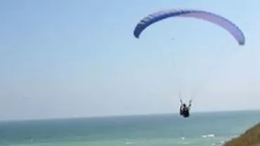 Un bărbat a ajuns în stare gravă la spital după ce a căzut cu parapanta pe un stâlp de înaltă tensiune din stațiunea Jupiter