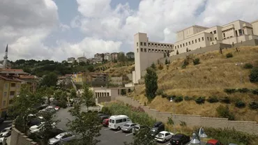 Atacul asupra Consulatului SUA din Istanbul, comis de două femei. Una dintre ele a fost prinsă de poliție