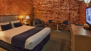 Aproape 2.000 de oameni trăiesc în orașul subteran din sudul Australiei. Locuitorii au construit sub pământ o bibliotecă, biserică și chiar un hotel recunoscut internațional (VIDEO)