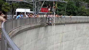 Spania: O olandeză de 17 ani a murit după ce a sărit cu coarda elastică de pe un pod din Cantabria