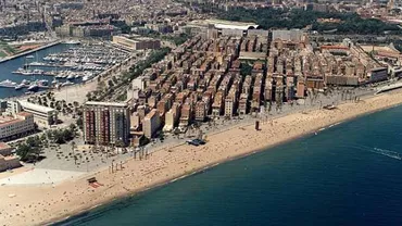 Locuitorii Barcelonei, nemulțumiți de turiștii care stau toată vara pe plaja lor și beau