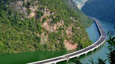 Pentru a nu distruge pădurea, chinezii au construit un drum prin apă (FOTO)