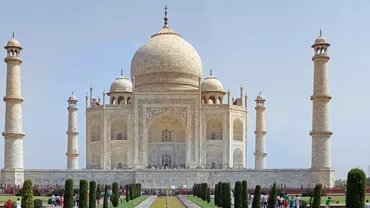 Monumentul Taj Mahal și-a deschis cont pe Twitter. Primul mesaj: Există doar două feluri de oameni în lume. Cei care m-au vizitat și mă urmăresc aici și cei care nu și totuși mă urmăresc