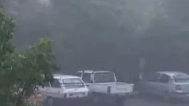 Furtună puternică pe autostrada Arad - Nădlac: Parapeții de delimitare a sensurilor de mers au zburat la distanță de 6-7 kilometri (VIDEO)