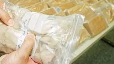 O femeie a fost prinsă în timp ce încerca să vândă o jumătate de kilogram de heroină unor ofiţeri sub acoperire