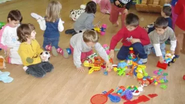 Bacău: Peste 200 de copii au rămas fără locuri în creșe, iar autoritățile improvizează una la parterul unui fost liceu