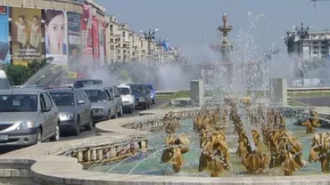 Un șofer s-a răsturnat cu mașina într-o fântână din Piața Constituției: Un pasager din autoturism a fost rănit ușor